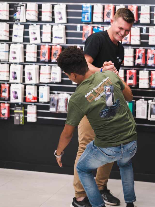 You never know what’s gonna happen on our livestreams 👀🔥
Kevin and David kicked things off with a surprise push-up contest (yes… it was serious 😂), and THEN we told you the first person to show up at our store and do 20 pushups would win a Galaxy Fit watch.
And guess what? Jerry pulled up, hit those pushups, and walked away with the win 🏆👏🏻
What should the next challenge be? 👇🏼